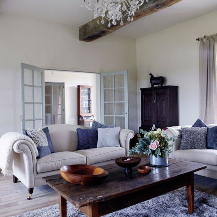 舒适，客厅设计，沙发旧木桌，桌子吊灯碗