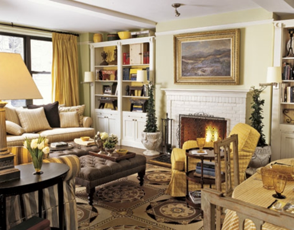 舒适的客厅 - 乡村风格 - 带许多抛枕头和壁炉的沙发
