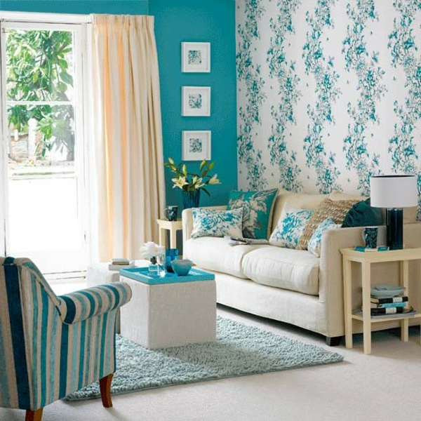 confortable-vivre-avec-turquoise couleur mur et müstertapete-et-coloré oreillers