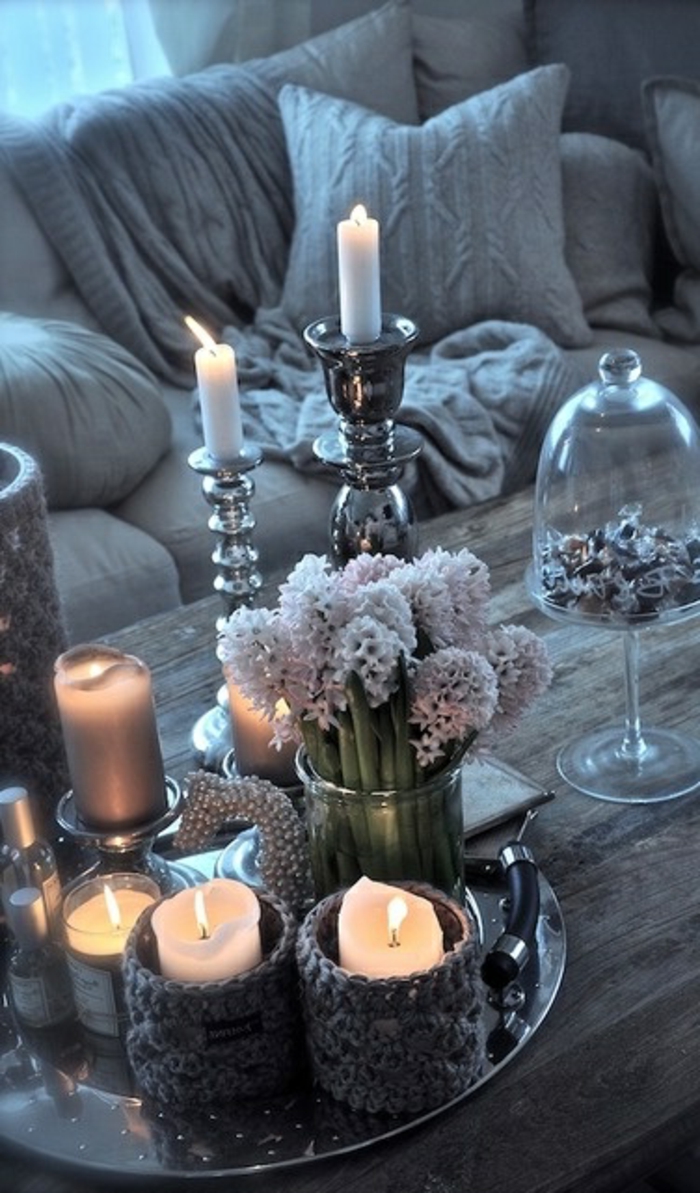 舒适，客厅，许多蜡烛 - 上的表