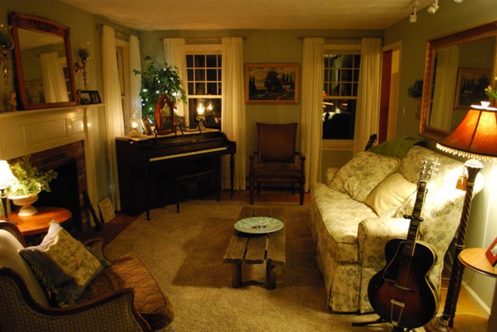 舒适的客厅，暖光