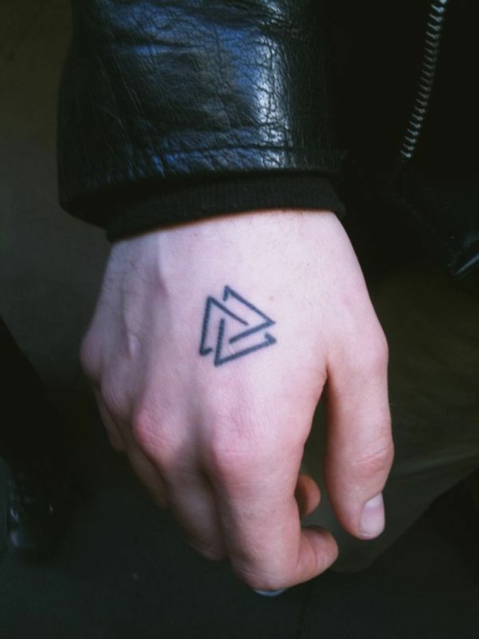 几何男性纹身，两个三角形