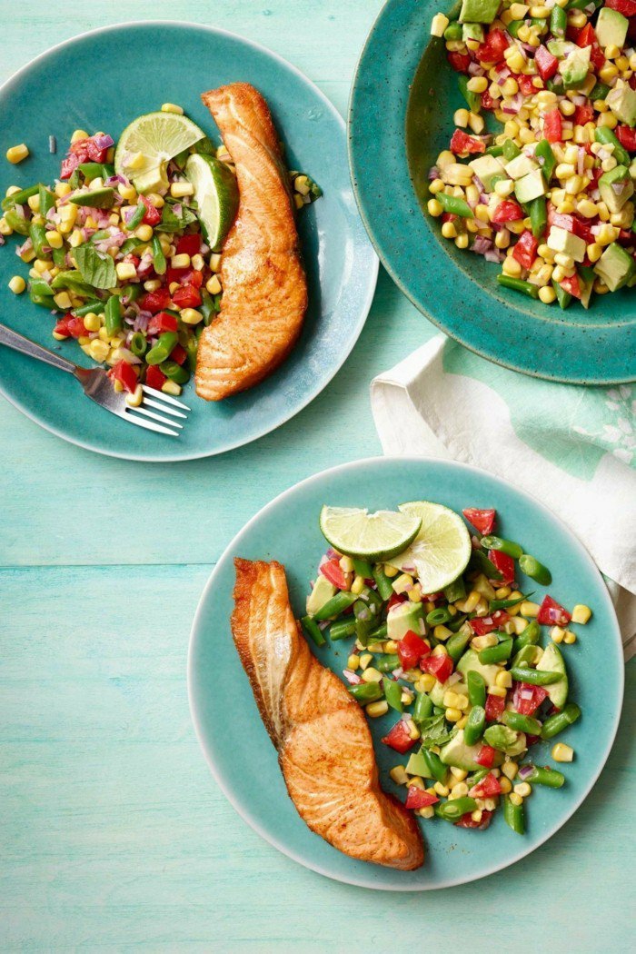 avokádó saláta lazacos grillezett egészséges és alacsony kalóriatartalmú takarmány ízletes hal saláta táplálkozással