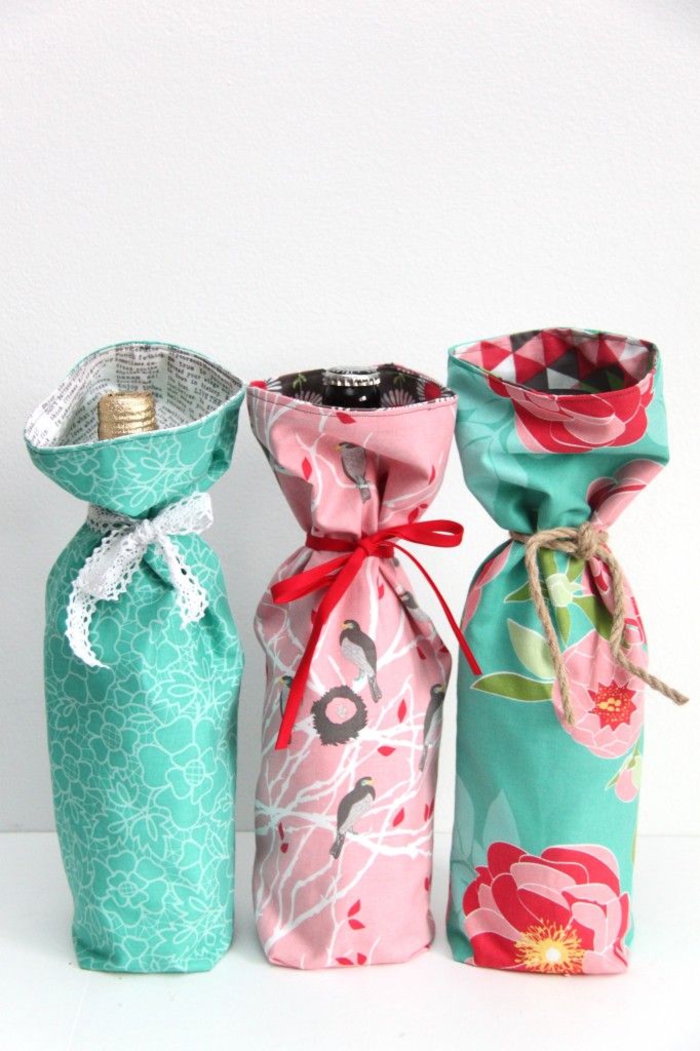 Botellas de vino con el empaquetado de la tela, diseño floral, idea del regalo, hermoso y ligero