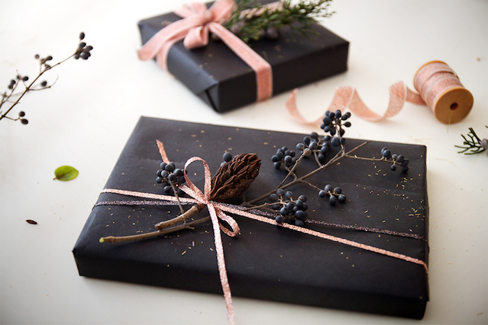 fekete csomagolópapír, gyönyörű gallyakkal és csillogással