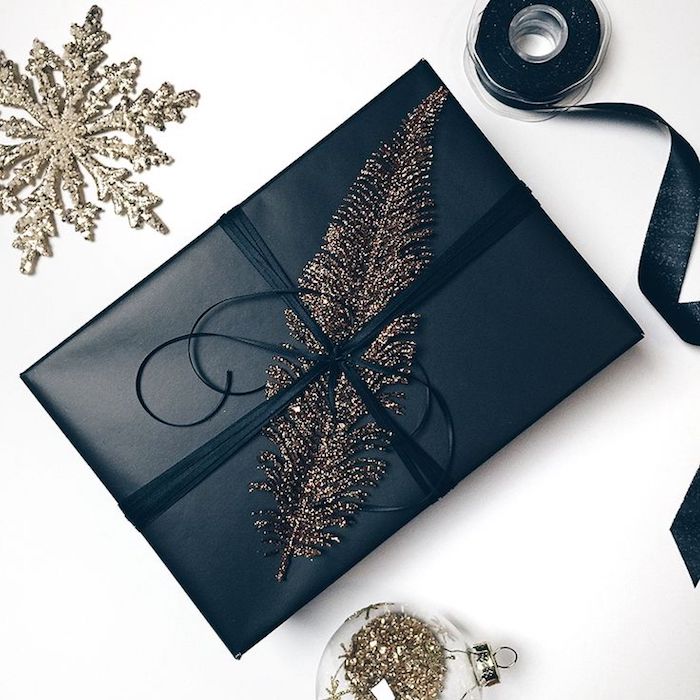 Elegáns ajándék wrap fekete színben, toll díszítéssel, karácsonyi labdával