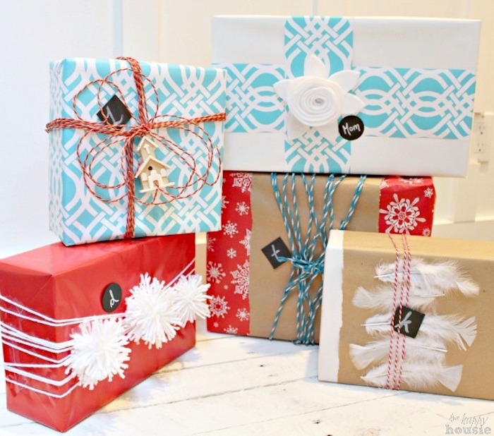 Envoltorios de Navidad con decoraciones para regalos familiares