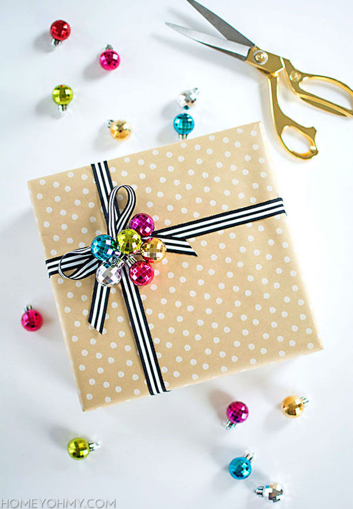 उपहार रंगीन पैकेजिंग, गोल्ड पेपर, छोटे क्रिसमस पेड़ गेंदों