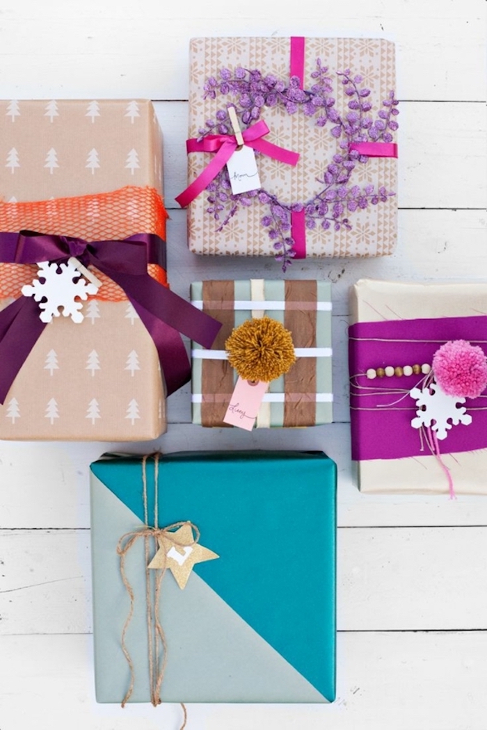 Csomagolj ajándékokat színes papírra, és fonalakkal, gallyakkal és íjakkal díszítse