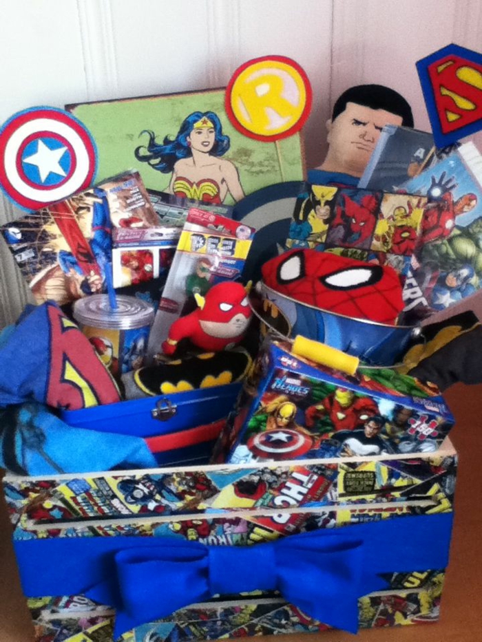 大量的超级英雄的一些东西在一篮子的漫画书上录下一个小男孩的生日礼物篮的想法