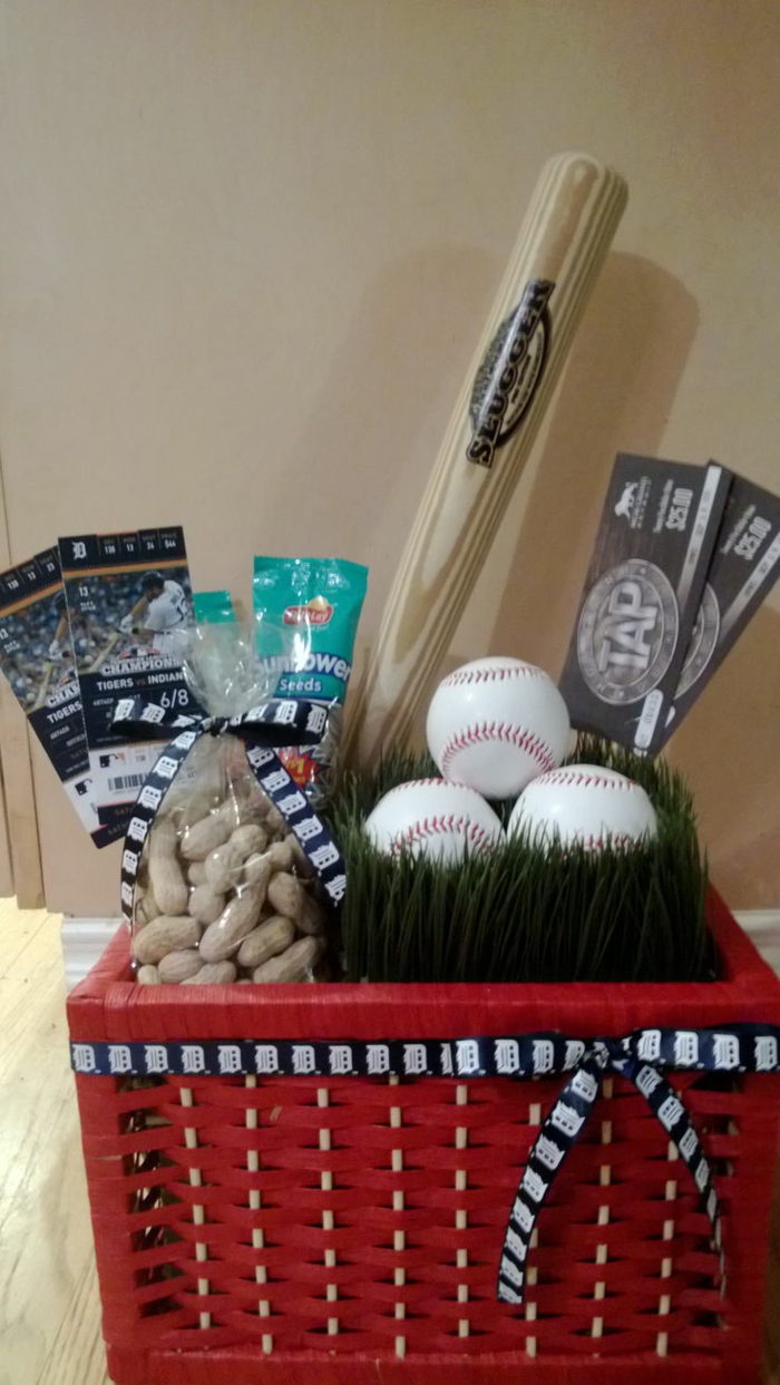 棒球迷和球员礼品篮的想法 - 球，坚果和门票