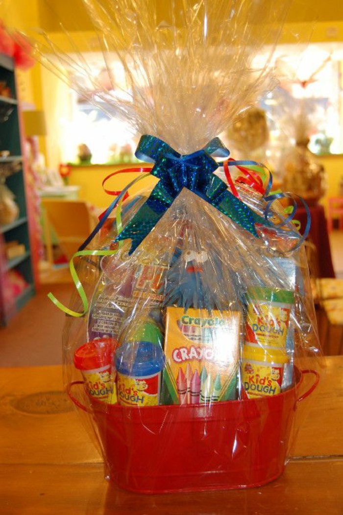 礼物篮本身就是孩子的生日 - 彩色铅笔和小玩具