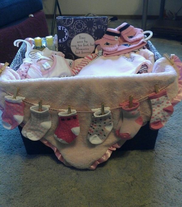 为一个年轻女孩的礼物篮婴儿洗澡使自己的小衣服和可爱的袜子