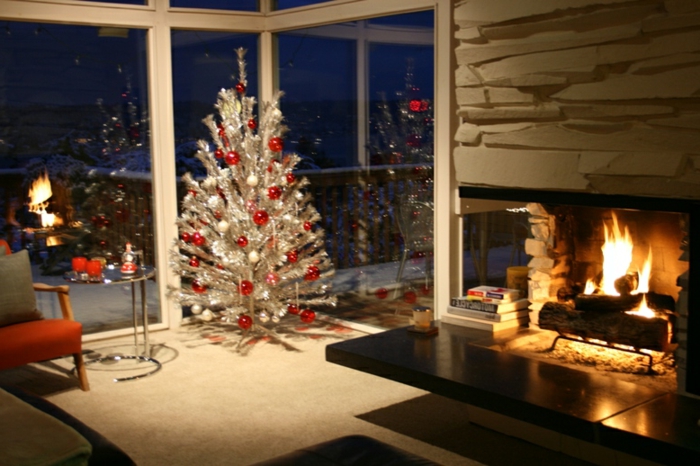 διακοσμημένα χριστουγεννιάτικα δέντρα-ζεστό-καθιστικό