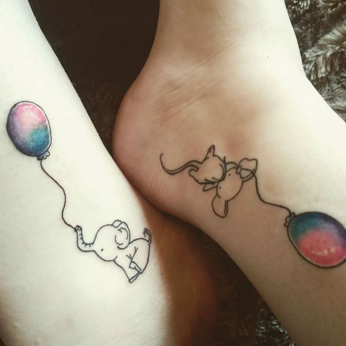 dva mala braća i sestre s akvarelnom tetovažom dva balona i slonova - motivi tetovaža sestre
