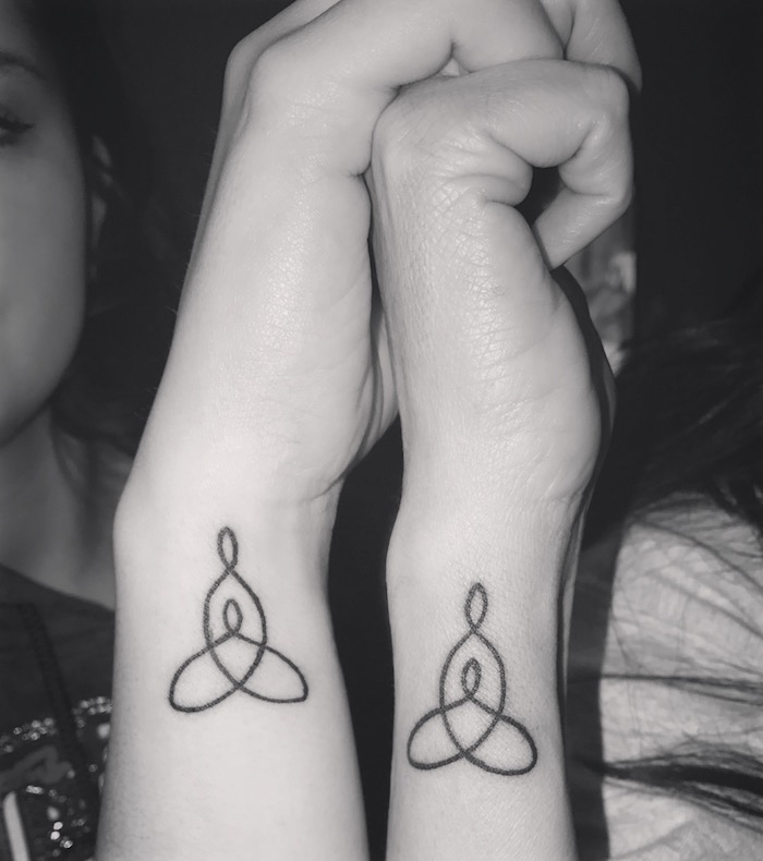 Simbol za sestre poput Eternity Symbol zapravo je crtež dviju sestara