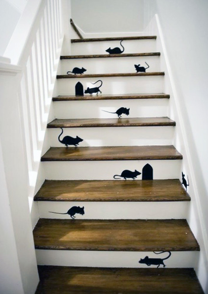 En el tatuaje de la pared, el ratoncito juega en las escaleras y se esconde en su agujero: ideas de escalera