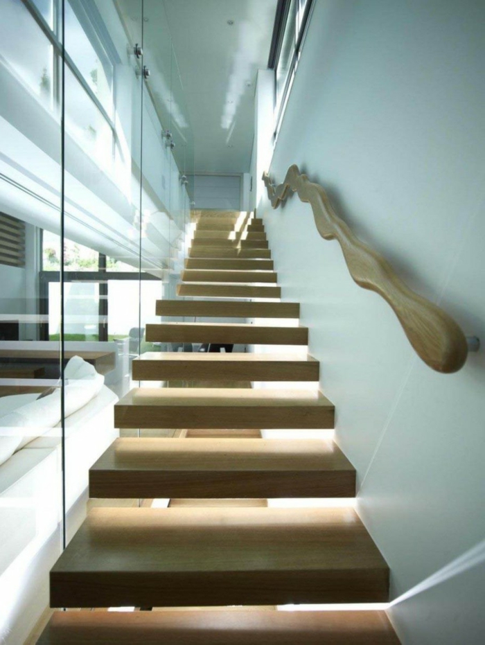 Pared de vidrio, escaleras, como si pasara la barandilla con forma interesante - ideas para escaleras