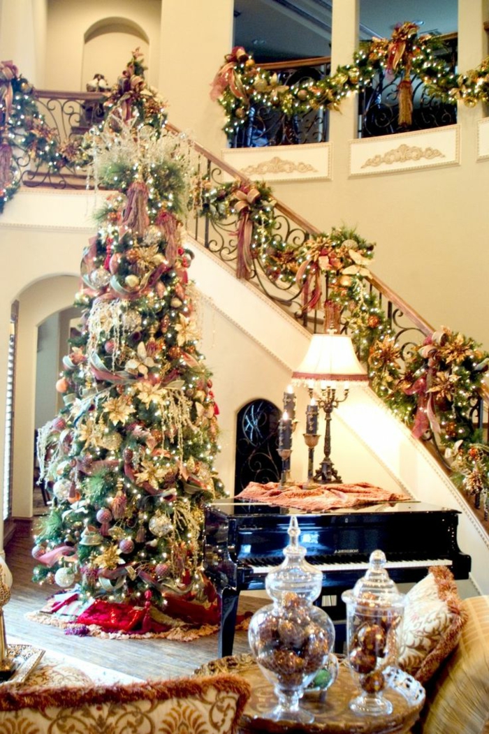 Suuri joulukuusi täydentää portaikko ja sen koristelu