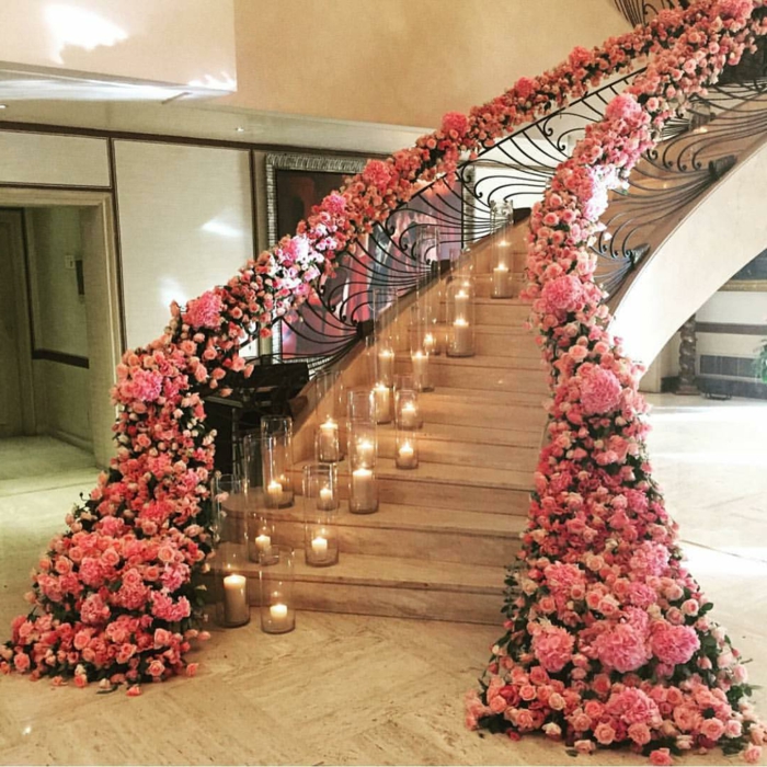 Portaat ideoita paljon vaaleanpunaisia ​​ruusuja räpylässä ja kynttilöitä portaissa Hääkoristeet