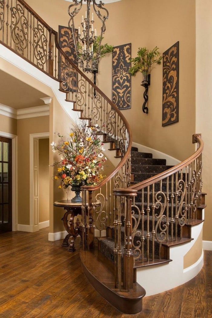 Escaleras de caracol con hábil talla de madera en la armadura, bellos murales y jarrones - ideas para escaleras