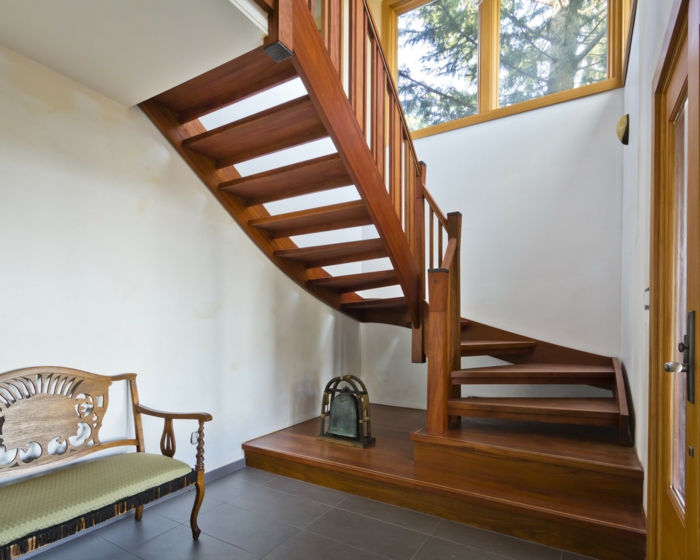 escaleras de madera en forma de lujo con objeto extraño como decoración y un banco - marco de la escalera