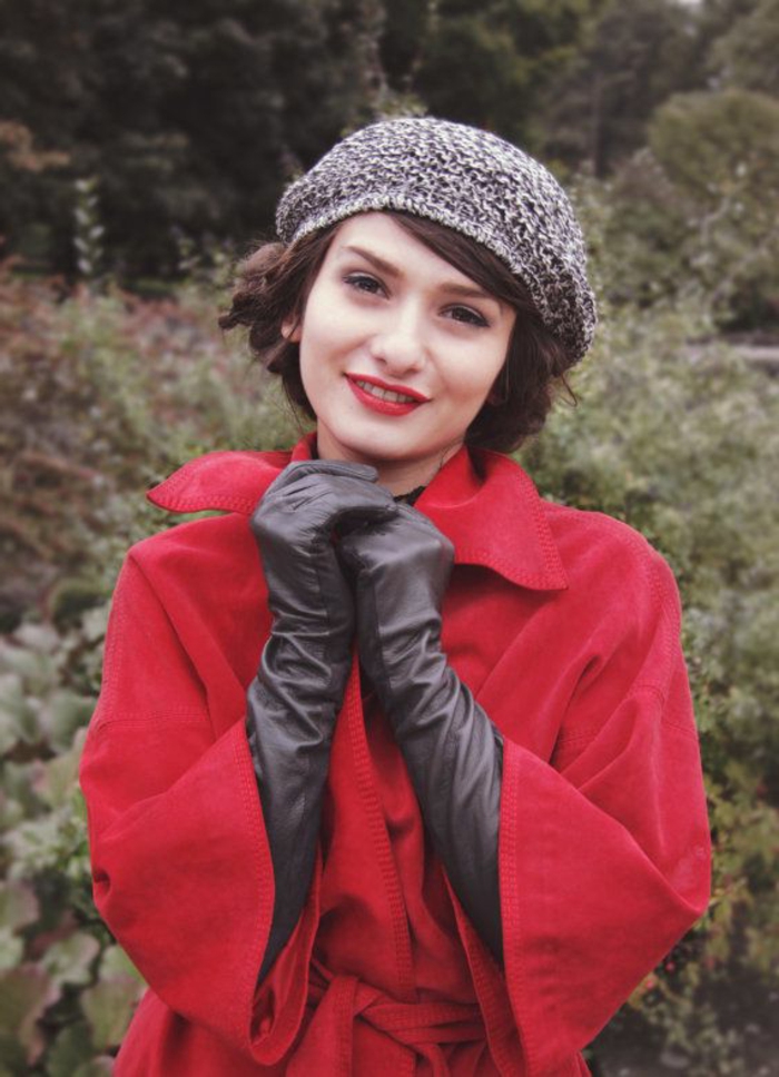 tricot-français manteau rouge Bonnet et gants noirs en cuir chic romantique