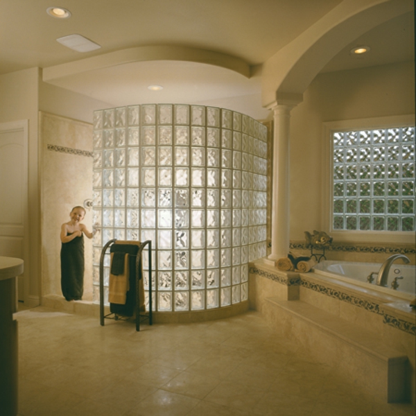 玻璃砖，通过淋浴超现代的外观