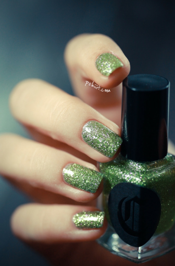 Glitter kynnet uudestaan, vihreä nuuska, viileä ajatus uudenvuoden manikyyriin, vihreä kynsilakka