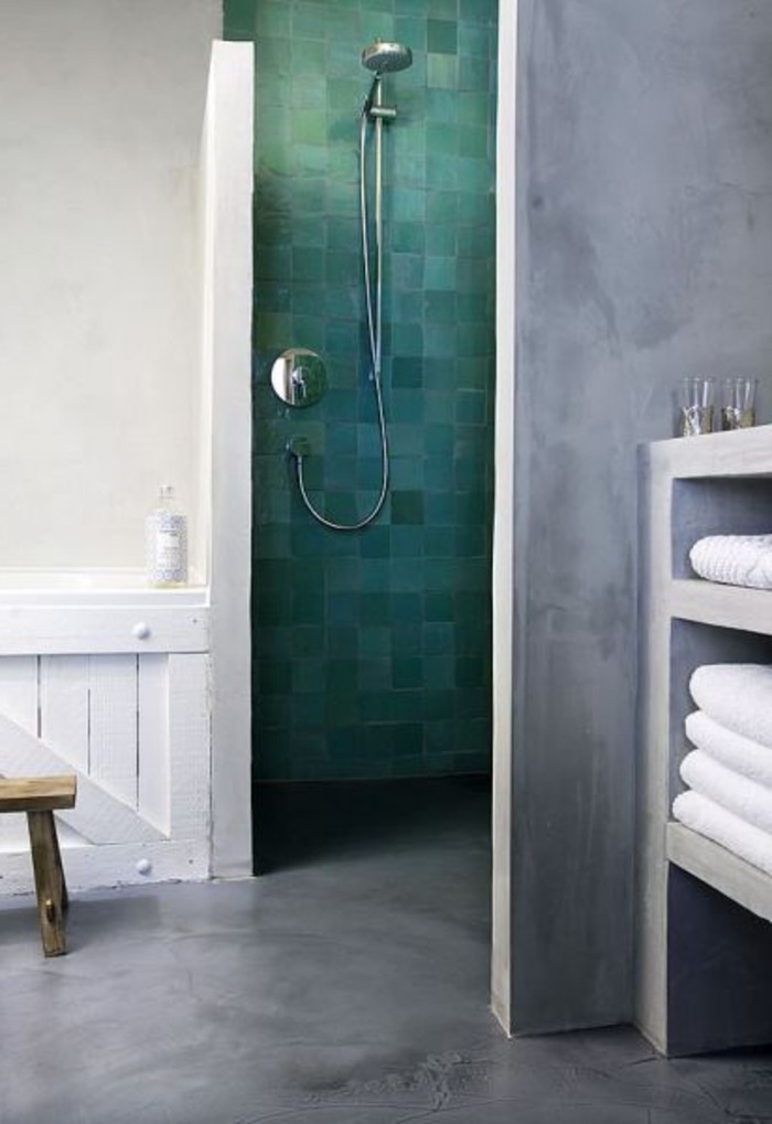 绿色口音墙浴室覆盖，与瓷砖
