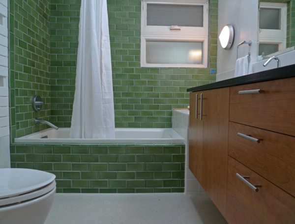绿色浴缸瓷砖窗帘白色