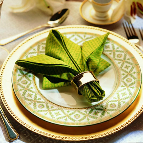 绿色，优雅别致，餐巾折叠圣诞装饰