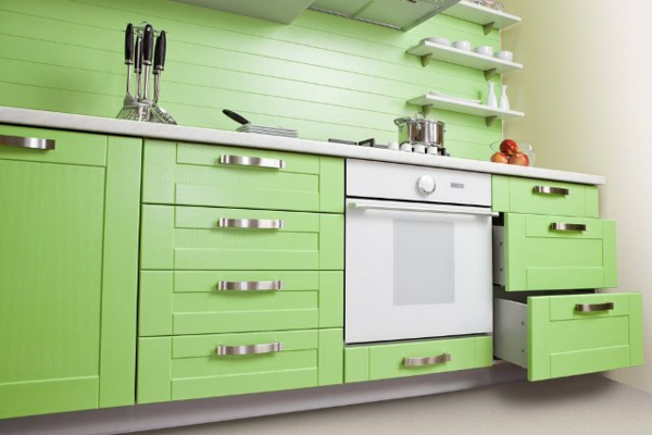 teinte verte dans la cuisine - armoires et tiroirs