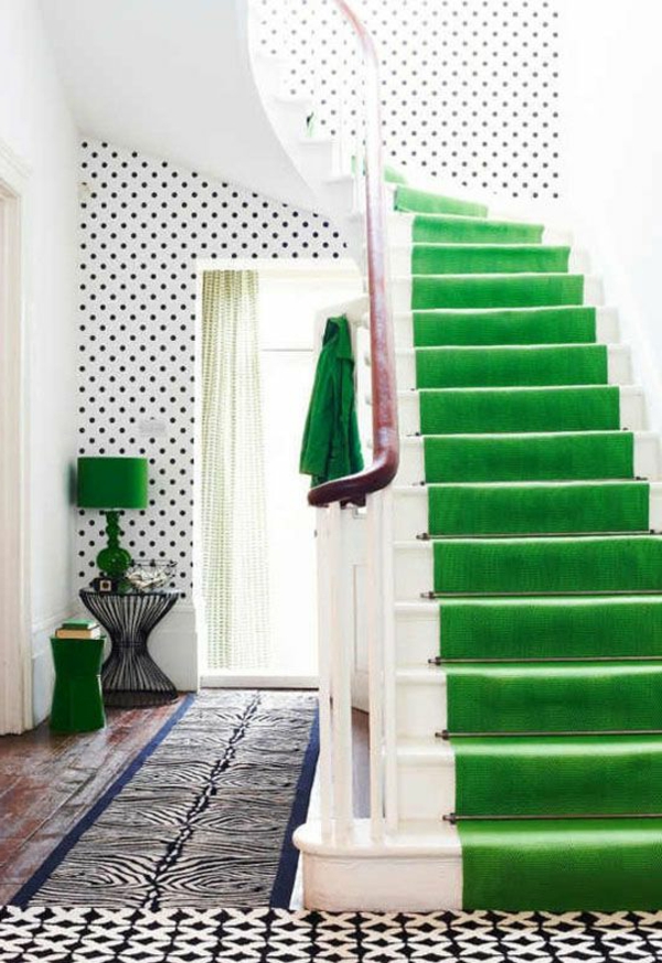 上楼梯路线美丽的绿色地毯