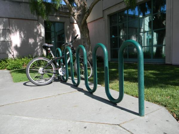 हरे रंग की साइकिल स्टैंड बंद धातु