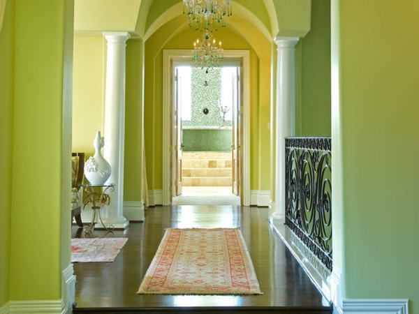 колона със зелен коридор в бяло