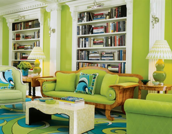 绿色墙壁漆客厅货架 - 绿色沙发和许多书籍
