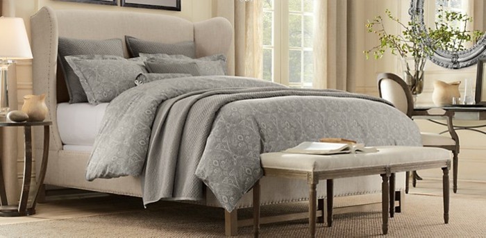 灰色亚麻软垫床与 - 床箱的现代内饰