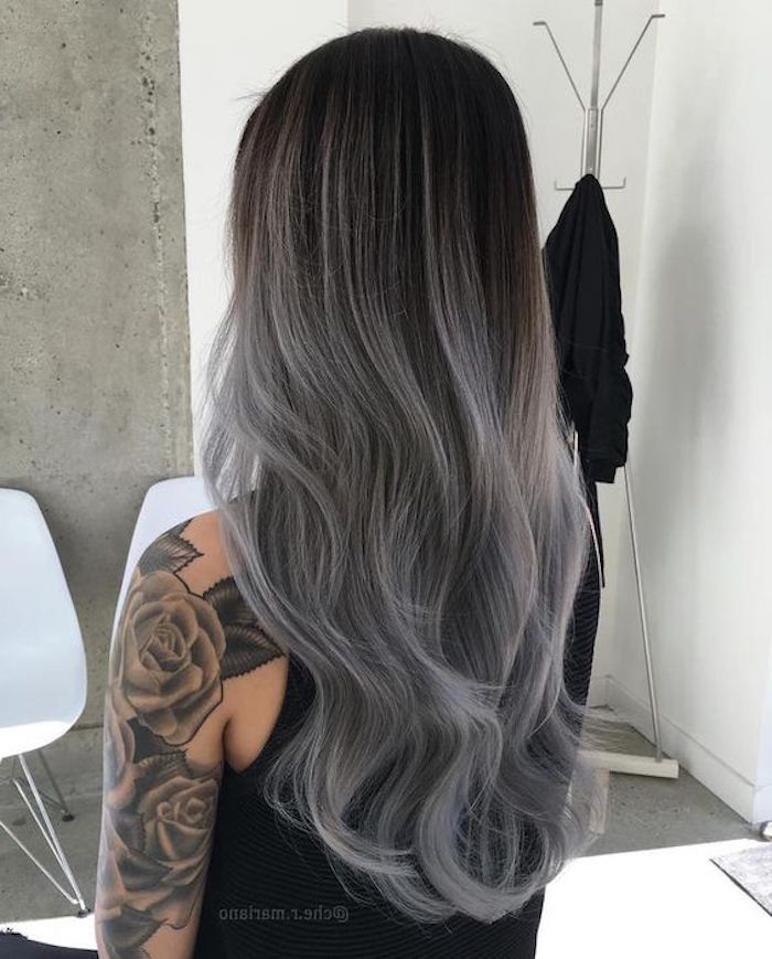 灰色的头发，上臂的玫瑰纹身，ombre外观的中等长度发型