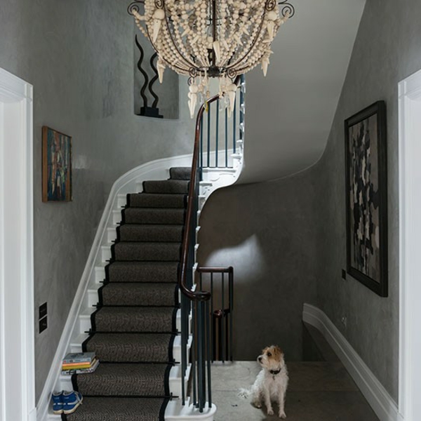 couloir décoratif avec des murs gris et un lustre de luxe