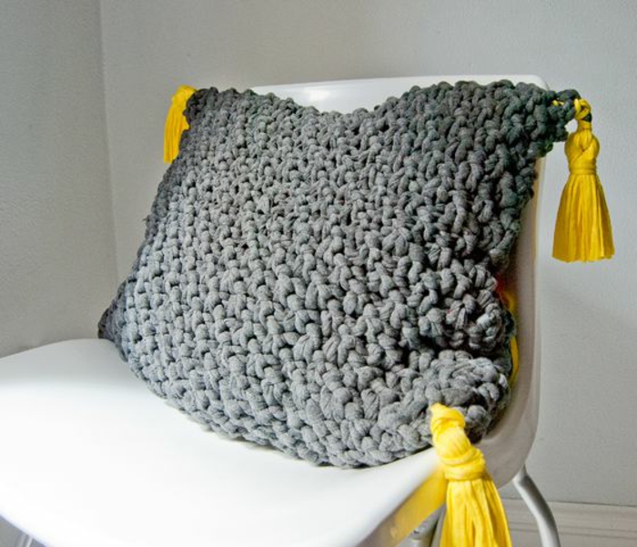 harmaa-neulosta tyyny keltainen tupsut Eksoottiset Malli