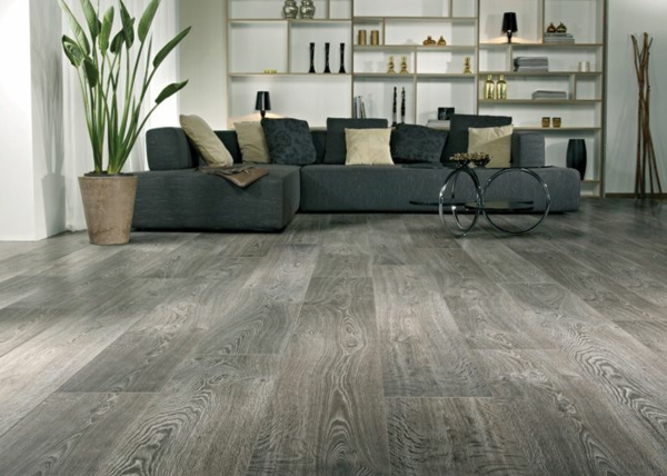 gris-madera-piso-en-el-sala de estar