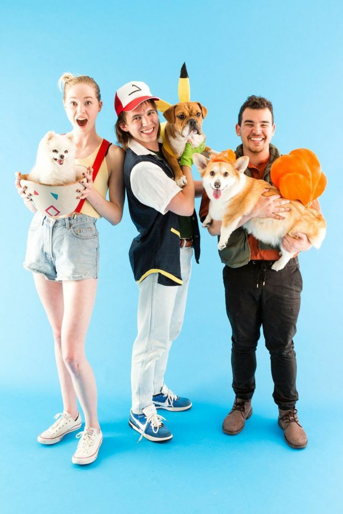 भूमिका निभाते हुए कुत्तों के साथ पोकेमोन पोशाक समूह