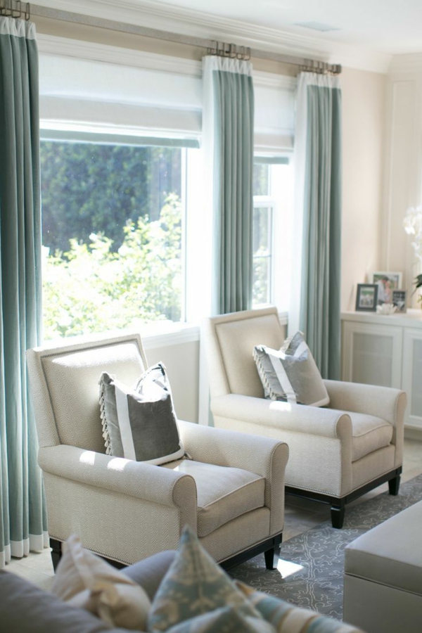 现代客厅的窗户上的蓝色窗帘