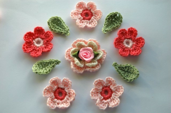 الكروشيه مع الجميلة-الزهور في ومختلفة الألوان الوردي والأحمر الزهور crochet-
