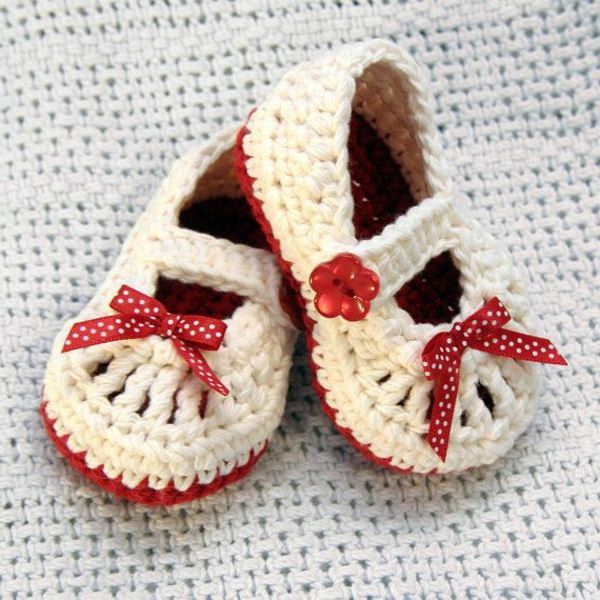 плетене на една кука-за-бебе-плетиво бебешки обувки-с-красив-design--