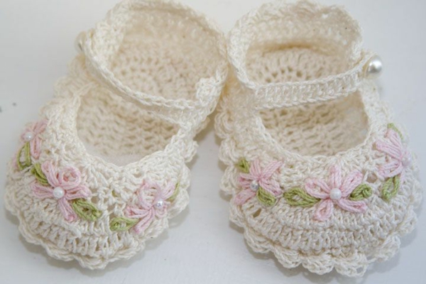 плетене на една кука-за-бебе-плетиво бебешки обувки-с-красив дизайн-бебе обувки-за-момичета