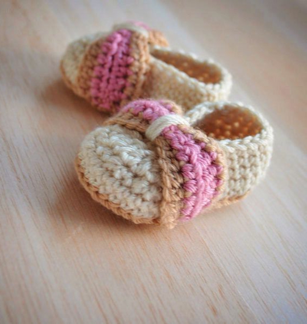 плетене на една кука-за-бебе-плетиво бебешки обувки-с-красивите-дизайн-бебешки обувки-за - момиче