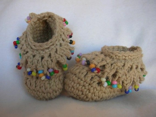 плетене на една кука-за-бебе-плетиво бебешки обувки-с-красивите-дизайн-бебешки обувки-в-бежово