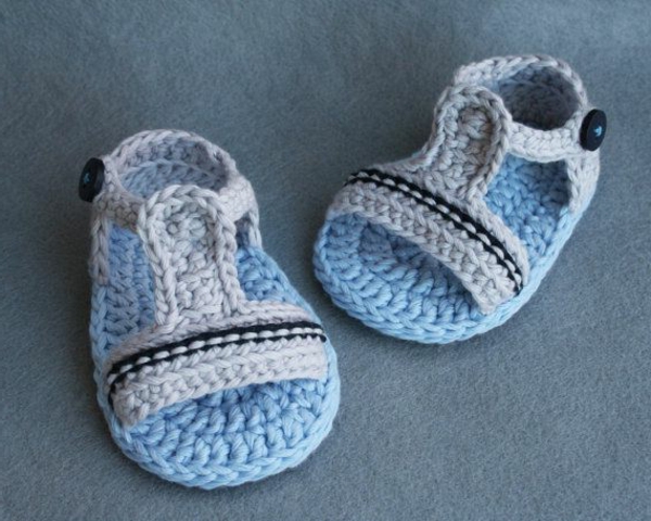 плетене на една кука-за-бебе-плетиво бебешки обувки-с-красив дизайн - в синьо